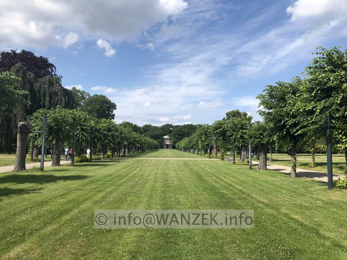 Tilia cordata - Hannover Berggarten Blick zum Mausoleum.JPG